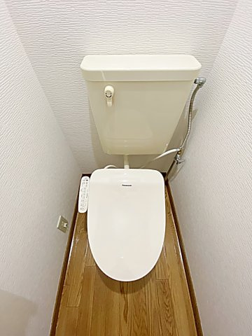 メゾン鶴里のトイレ|落ち着いた色調のトイレです