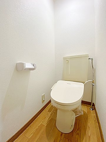 メゾン鶴里のトイレ|落ち着いた色調のトイレです