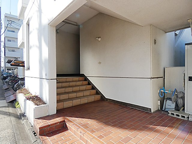 名栄ビルのエントランス|落ち着いたエントランスです