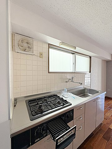 ユタカマンションのキッチン|コンパクトなキッチンで掃除もラクラク