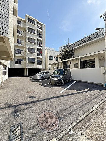 ユタカマンションの駐車場|カースペースがあります