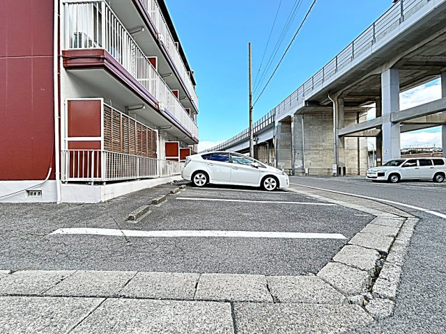 ヴァンベール本郷の駐車場