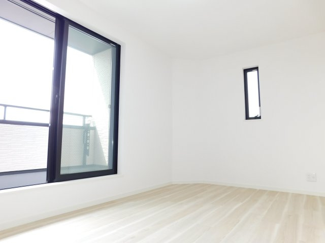 名古屋市北区山田４丁目の中古一戸建の洋室|◇３階洋室◇　　明るい洋室５．６帖　ウォークインクローゼット完備！　バルコニー利用可♪