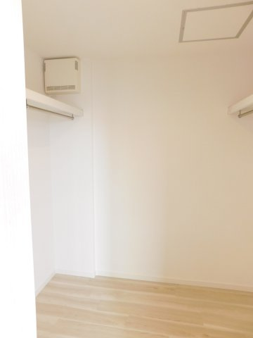 名古屋市北区山田４丁目の中古一戸建の収納|◇ウォークインクローゼット◇　　洋服や大きな荷物が片付く大容量収納♪