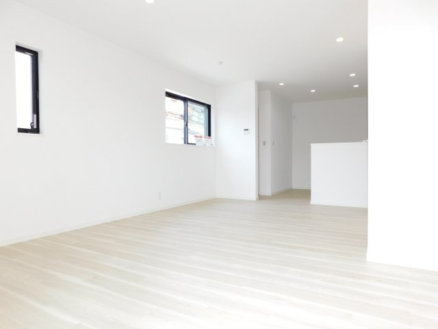名古屋市北区山田４丁目の中古一戸建の居間・リビング|◇リビング◇　　明るいリビング約１５．８帖　子育てに嬉しい対面キッチン♪　