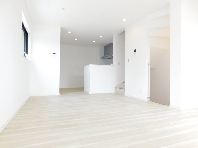 名古屋市北区山田４丁目の中古一戸建の居間・リビング|◇リビング◇　　明るいリビング約１５．８帖　家族のコミュニケーションが自然と増えるリビング階段♪