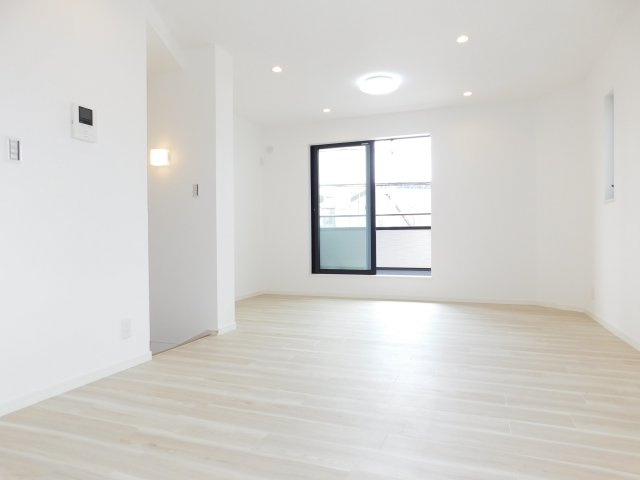 名古屋市北区山田４丁目の中古一戸建の居間・リビング|◇リビング◇　　明るいリビング約１５．８帖　外からの視線が気になりにくい２階リビング♪