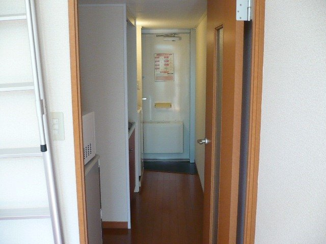 レオパレス若草の玄関|明るい玄関です