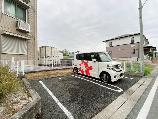 グランシャリオ前屋敷Aの駐車場