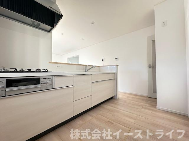 【新築戸建】　いわき市常磐下湯長谷町第2　全4棟のキッチン|同社施工写真　対面キッチンは家族とのコミュニケーションをとりながらお料理できるのが魅力です♪とくに小さなお子さんを持つご家庭では、調理中もお子さんの様子をみられるので大きな安心に繋がりますね♪