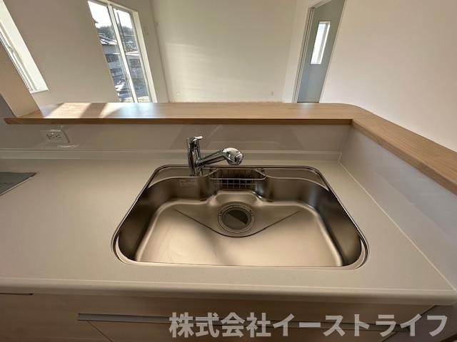 【新築戸建】　いわき市常磐下湯長谷町第2　全4棟のキッチン|同社施工写真　浄水器一体型水栓です◎対面式キッチンなので、リビングルームにいるご家族の様子を見ながら調理ができ、小さなお子様がいるご家庭でも安心です。