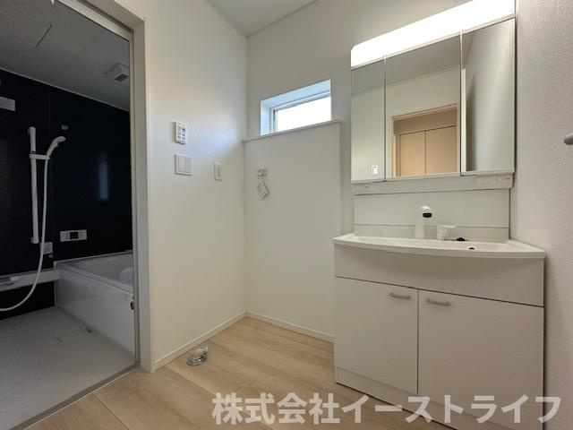【新築戸建】　いわき市常磐下湯長谷町第2　全4棟の独立洗面台|同社施工写真　朝の身支度に便利な独立洗面台です。3面鏡で鏡の裏には収納スペースがあり、小物などをすっきり片づけることができます。