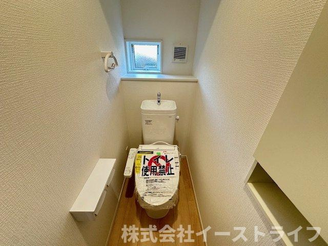 【新築戸建】　いわき市常磐下湯長谷町第2　全4棟のトイレ|同社施工写真　落ち着いた色調のトイレで、温水洗浄機能付き便座です