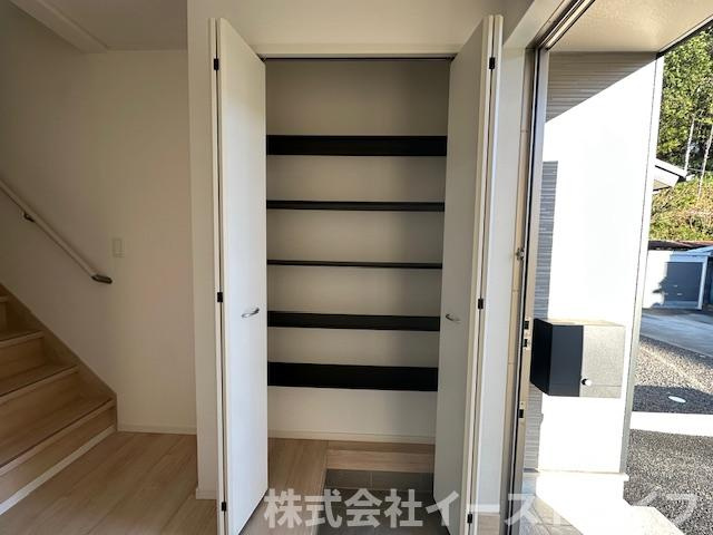 【新築戸建】　いわき市常磐下湯長谷町第2　全4棟の玄関|同社施工写真　玄関収納は天井いっぱいまであり靴の整理に困りません！