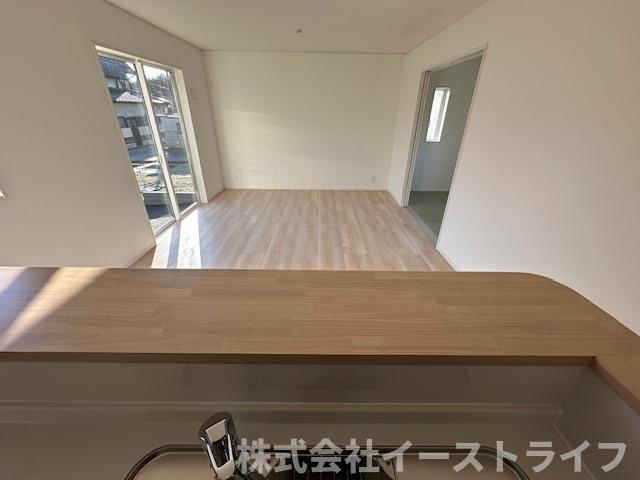 【新築戸建】　いわき市常磐下湯長谷町第2　全4棟の居間・リビング|同社施工写真　キッチンからリビングを見渡せるので小さなお子様やペットがいるご家庭でも安心です。