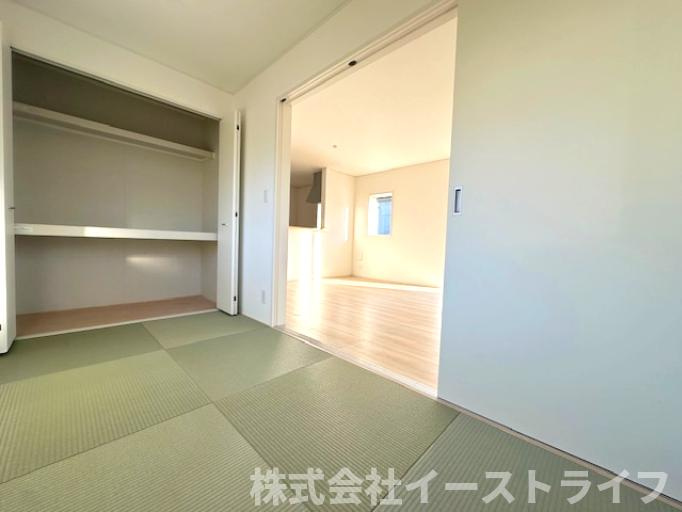 【新築戸建】　いわき市常磐下湯長谷町第2　全4棟の和室|同社施工写真　リビング隣の続き和室は来客時やお子様の遊び場として最適です！