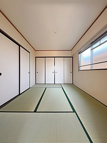 フジパークハイツ A棟・B棟の寝室|落ち着いた色調の寝室です