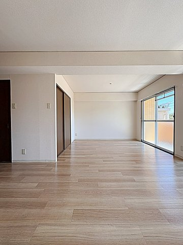 フジパークハイツ A棟・B棟の居間・リビング|ゆったり過ごせる居間です