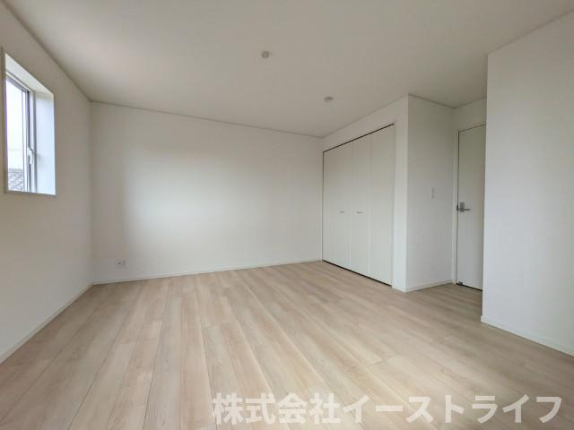 【新築戸建】　いわき小名浜花畑町第4の寝室|1号棟写真　フローリングのお部屋は耐久性があり傷が付きにくいので、一般的な使用ではメンテナンスはあまり必要ありません。また、汚れたらさっとふき取るだけで、きれいな場外を保つことができます。