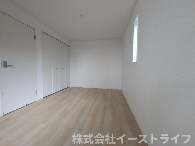【新築戸建】　いわき小名浜花畑町第4の子供部屋|1号棟写真　家具などのインテリアともマッチしておしゃれ感が出しやすく、身の回りの整理がしやすいのも洋室の魅力です◎