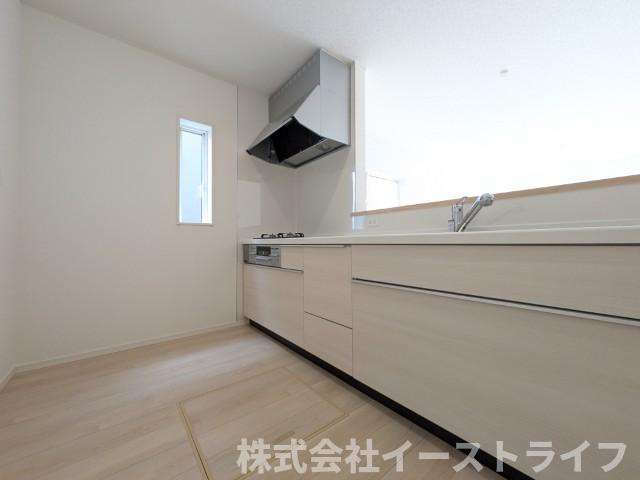 【新築戸建】　いわき小名浜花畑町第4のキッチン|1号棟写真　対面キッチンは家族とのコミュニケーションをとりながらお料理できるのが魅力です♪とくに小さなお子さんを持つご家庭では、調理中もお子さんの様子をみられるので大きな安心に繋がりますね♪