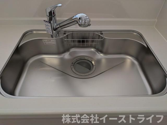 【新築戸建】　いわき小名浜花畑町第4のキッチン|1号棟写真　浄水器一体型水栓です◎対面式キッチンなので、リビングルームにいるご家族の様子を見ながら調理ができ、小さなお子様がいるご家庭でも安心です。