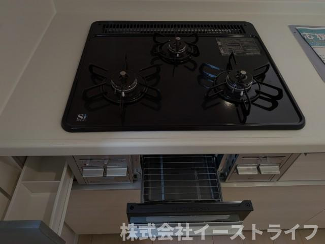 【新築戸建】　いわき小名浜花畑町第4のキッチン|1号棟写真　魚焼きグリルと調味料入れがついた使い勝手のよい3口コンロです。