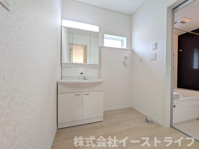 【新築戸建】　いわき小名浜花畑町第4の独立洗面台|1号棟写真　朝の身支度に便利な独立洗面台です。3面鏡で鏡の裏には収納スペースがあり、小物などをすっきり片づけることができます。