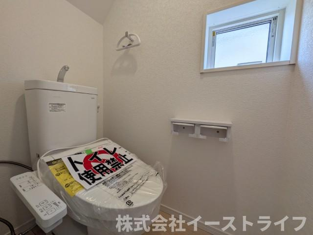 【新築戸建】　いわき小名浜花畑町第4のトイレ|1号棟写真　落ち着いた色調のトイレで、温水洗浄機能付き便座です