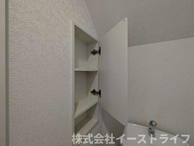 【新築戸建】　いわき小名浜花畑町第4のトイレ|1号棟写真　トイレットペーパーなどを収納できる棚が備え付けてあるので大変便利です！