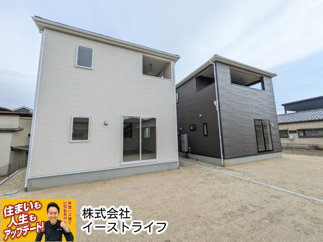 【新築戸建】　いわき小名浜花畑町第4の外観|1,2号棟外観写真　手前の白い外観が1号棟、奥の黒い外観が2号棟になります。いつでもご案内いたします！お気軽にお問い合わせください。（担当：梶田）