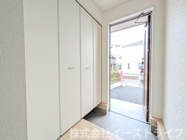 【新築戸建】　いわき小名浜花畑町第4の玄関|1号棟写真　玄関収納は天井いっぱいまであり靴の整理に困りません！