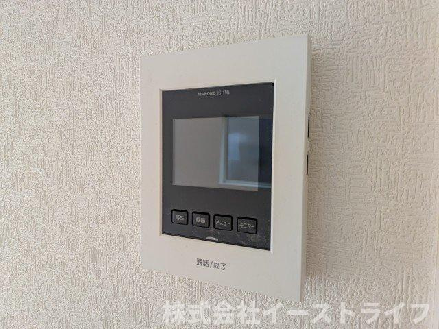 【新築戸建】　いわき小名浜花畑町第4の防犯設備|1号棟写真　テレビモニター付きインターフォンです。玄関のドアを開けることなく来客の顔や声を確認できるため、トラブルの防止につながります。