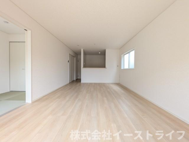 【新築戸建】　いわき小名浜花畑町第4の居間・リビング|1号棟写真　広いリビングは、ご家族でゆっくりくつろぎたい方におすすめです。