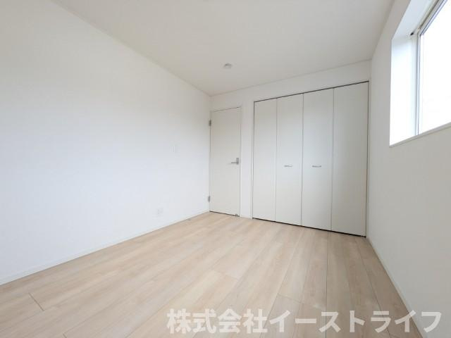 【新築戸建】　いわき小名浜花畑町第4の洋室|1号棟写真　洋室は和室と比べて家具を置いたり敷物を敷いたりと、カスタマイズ性が高いので、自分の好みの部屋にしやすいです♪