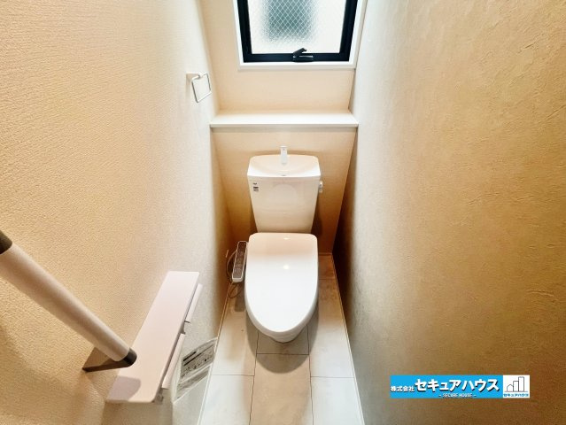 【完成しました！】名古屋市南区南野町2丁目　全4棟のトイレ|【高機能トイレ】
◆高機能トイレの多くは便器のフタの開閉が自動であり、使用後に手動で水を流す面倒もなく非常に便利です。スタイリッシュな見た目で、お掃除しやすく、節水効果が高いです。
