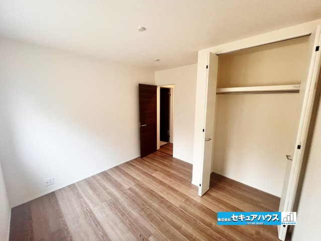 【完成しました！】名古屋市南区南野町2丁目　全4棟の収納|【１F納戸】
◆1階の納戸は、日用品のストックや季節家電、掃除用品などをすっきり収納できる便利な空間です。生活スペースを広く保ち、住まいを快適に整えられます。　　　　　　　　　　　　　　　　　　　　　