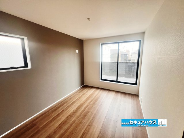 【完成しました！】名古屋市南区南野町2丁目　全4棟の洋室|【洋室6帖】       
◆広々とした居住空間は日々の暮らしを彩り、心のやすらぎと満足感を与えてくれます。通風と採光を考慮した設計は子供たちはのびのび育ち、家族でくつろぎと団らんを生み出します。　　