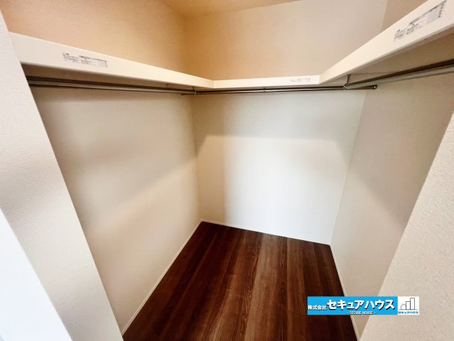 【完成しました！】名古屋市南区南野町2丁目　全4棟の収納|【洋室6帖ウォークインクローゼット】
◆衣類をたっぷり収納できるウォークインクローゼット付き。季節物やバッグなどもまとめて片付き、お部屋をすっきり広く使える便利な収納空間です。　　　　　　　　　　　　
