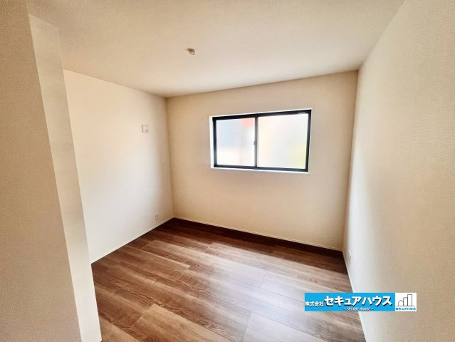 【完成しました！】名古屋市南区南野町2丁目　全4棟の洋室|【洋室5.4帖】                                                  
◆お子様のお部屋や主寝室、来客時の宿泊室、趣味のお部屋としてもご利用いただけます♪