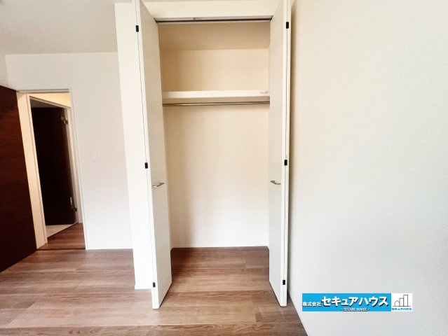 【完成しました！】名古屋市南区南野町2丁目　全4棟の収納|【洋室5.4帖収納】
◆使いやすい収納スペースを備えた洋室。衣類や小物をすっきり整理でき、お部屋を広々と快適に使える便利な収納付きです。　　　　　　　　　　　　　　　　　　　　　　　　　　　　　　　　