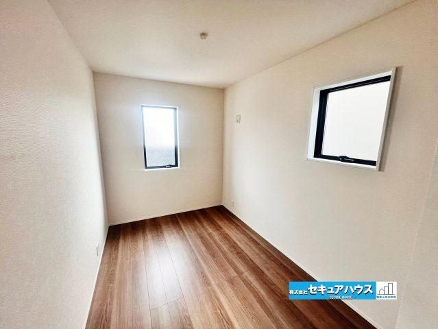 【完成しました！】名古屋市南区南野町2丁目　全4棟の洋室|【洋室4.8帖】   
◆家族一人ひとりの大切なプライベート空間。趣味に合わせて使って頂けるようシンプルに仕上げてあります。暮らし心地を大きく左右する収納を、適材適所に配置し使い勝手を考慮しました。　