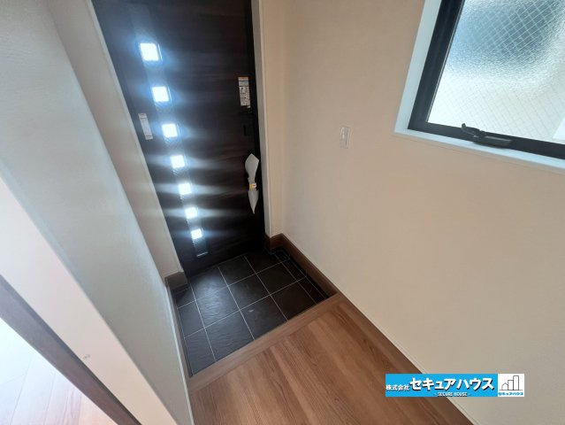 【完成しました！】名古屋市南区南野町2丁目　全4棟の玄関|【玄関】
◆お家に出会う人々を迎える玄関だからこそ、広々清潔感あふれる空間にしたいものです。採光・通風にも配慮された設計で毎日明るい空間をキープします♪