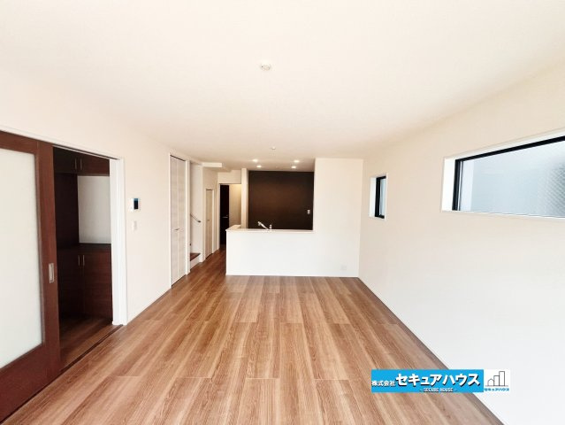 【完成しました！】名古屋市南区南野町2丁目　全4棟の居間・リビング|【LDK】
◆通学から帰宅し、リビングルームで会話を楽しむ子ども達。リビングから臨む景色は太陽色に染まり、解放感溢れゆったりとしたひと時を過ごすことが出来る素敵な空間です。