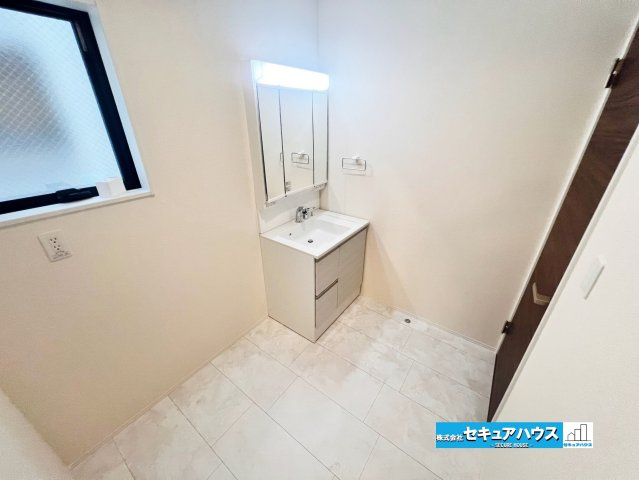 【完成しました！】名古屋市南区南野町2丁目　全4棟の洗面所|【洗面台】
◆鏡の裏にはたっぷりと収納スペースを標準装備！
◆電源を付属しているのでドライヤーなど利用できます。