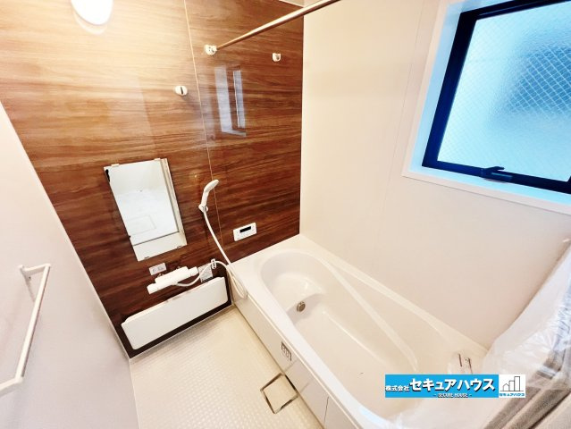 【完成しました！】名古屋市南区南野町2丁目　全4棟の浴室|【浴室】
◆アクセントパネルで落ち着きのある雰囲気を演出します。毎日の疲れを癒やすバスタイムをお楽しみ下さい！
◆窓付きで、カビの繁殖を抑える効果があります。