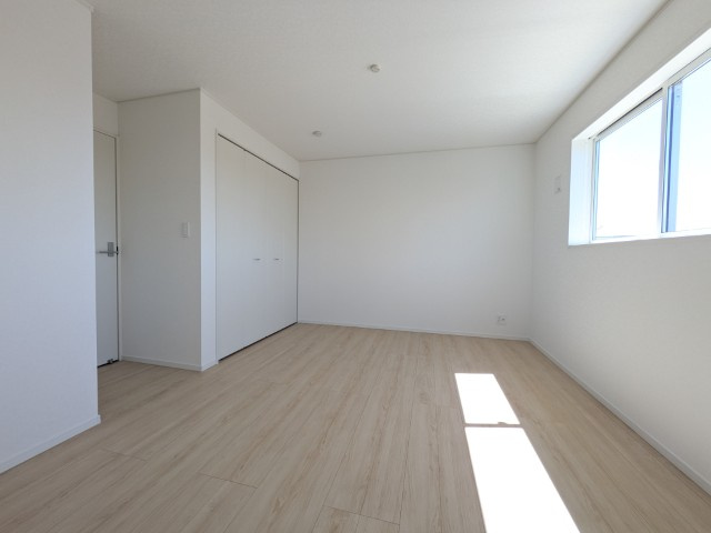 【新築戸建】　いわき市泉滝尻第1　全2棟の子供部屋|１号棟写真　家具などのインテリアともマッチしておしゃれ感が出しやすく、身の回りの整理がしやすいのも洋室の魅力です◎