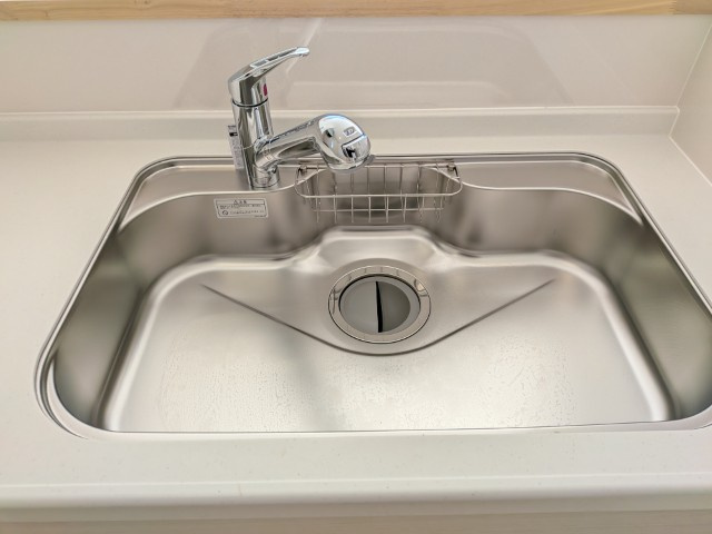 【新築戸建】　いわき市泉滝尻第1　全2棟のキッチン|１号棟写真　浄水器一体型水栓です◎対面式キッチンなので、リビングルームにいるご家族の様子を見ながら調理ができ、小さなお子様がいるご家庭でも安心です。