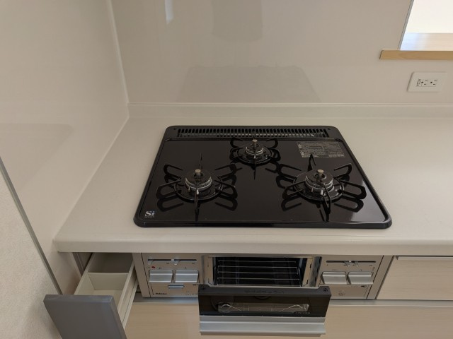 【新築戸建】　いわき市泉滝尻第1　全2棟のキッチン|１号棟写真　ガス火3口、魚焼きグリル、調味用入れがついています！