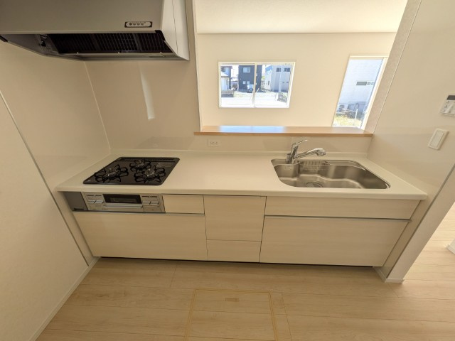 【新築戸建】　いわき市泉滝尻第1　全2棟のキッチン|１号棟写真　お掃除がしやすいのもシステムキッチンの魅力です(^^)/